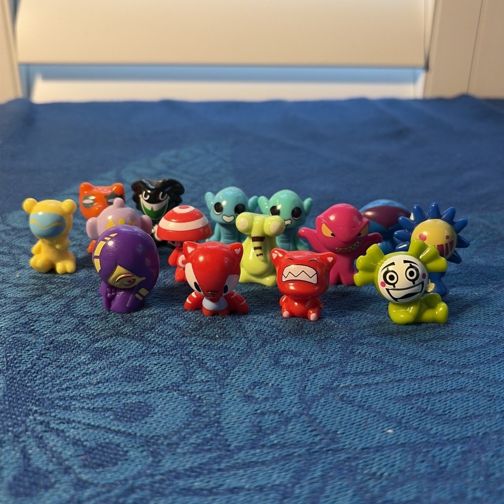 VTG 90's Gogos Crazy Bones Magic Box Lot of 15